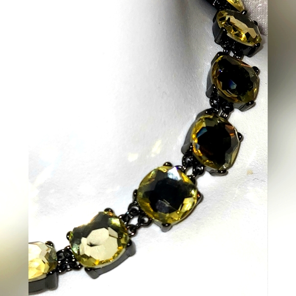 Exquisite Aldo Light Lemon Colored Jeweled Black Tone Statement Choker Necklace - Picture 3 of 3